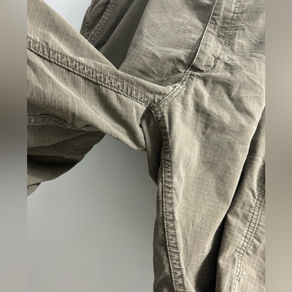 Like new carhartt relaxed fit cargo shorts green - Picture 3 of 5